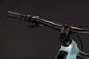 Detail des Mountainbike-Lenkers mit Griffen und Bremshebel.