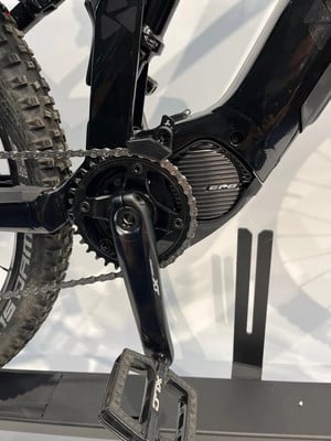 Detail eines E-Mountainbikes mit Shimano Deore XT Kurbeln und Pedalen. Detail eines E-Mountainbikes mit Shimano Deore XT Kurbeln und Pedalen.