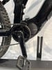 Detail eines E-Mountainbikes mit Shimano Deore XT Kurbeln und Pedalen.