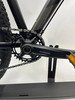 Nahaufnahme der Kurbel und Kette eines Shimano Mountainbikes.