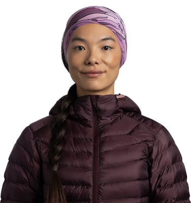 Eine Frau mit einem Zopf und einem Kopftuch trägt eine gesteppte Jacke. Eine Frau mit einem Zopf und einem Kopftuch trägt eine gesteppte Jacke.