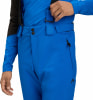 Blaue Skihose mit Latz und langärmeligem schwarzem Shirt.