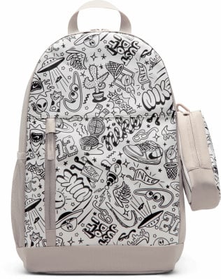 Rucksack mit schwarz-weißem Aufdruck verschiedener Motive und Nike-Logo. Rucksack mit schwarz-weißem Aufdruck verschiedener Motive und Nike-Logo.