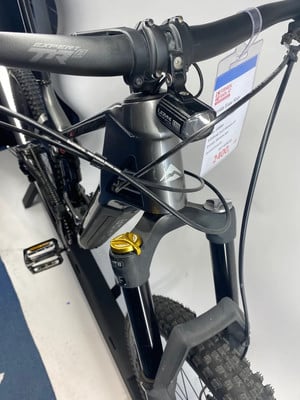 Mountainbike mit Federung, schwarzem Rahmen und goldenen Akzenten, Preis 2400. Mountainbike mit Federung, schwarzem Rahmen und goldenen Akzenten, Preis 2400.