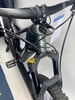 Mountainbike mit Federung, schwarzem Rahmen und goldenen Akzenten, Preis 2400.