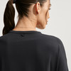 Detail eines Nackens und Schultern einer Frau in einem schwarzen Shirt mit feinem Muster.
