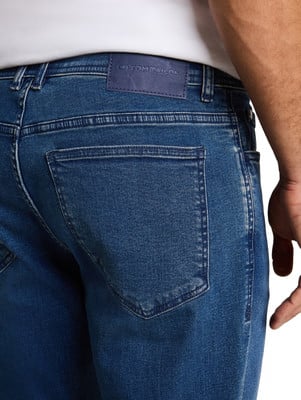 Farmertartó részlete Tom Tailor bőr címkével. Farmertartó részlete Tom Tailor bőr címkével.