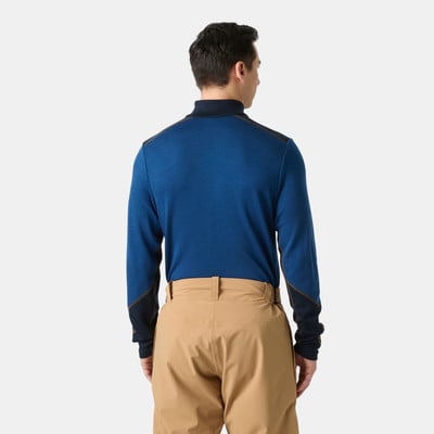 Mann von hinten in blauem Langarmshirt mit dunklen Details und beiger Hose. Mann von hinten in blauem Langarmshirt mit dunklen Details und beiger Hose.