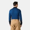 Mann von hinten in blauem Langarmshirt mit dunklen Details und beiger Hose.