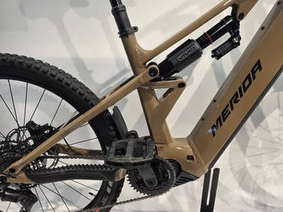 Detail des Hinterrads eines Merida E-Bikes mit RockShox Vivid Dämpfer. Detail des Hinterrads eines Merida E-Bikes mit RockShox Vivid Dämpfer.