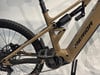 Detail des Hinterrads eines Merida E-Bikes mit RockShox Vivid Dämpfer.