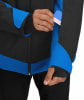 Ein Mann steckt eine Karte in eine Jackentasche mit blauen und schwarzen Streifen.