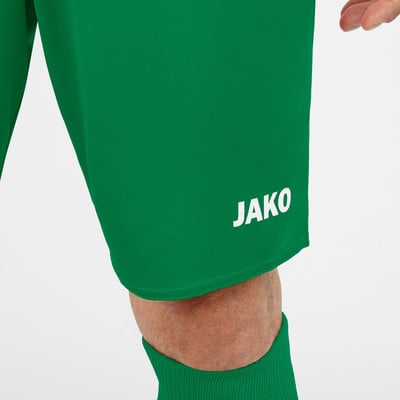 Grüne Shorts mit weißem JAKO-Logo auf dem rechten Bein. Grüne Shorts mit weißem JAKO-Logo auf dem rechten Bein.