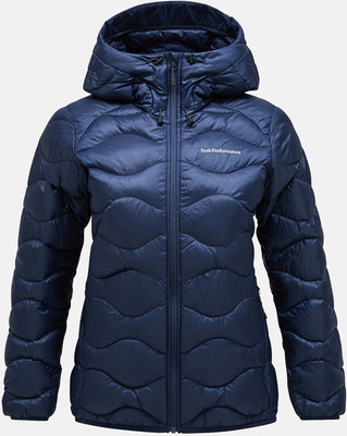 Damen-Steppjacke in Dunkelblau mit Kapuze und Peak Performance Logo.