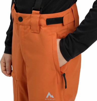 Orangene Skihose mit Reißverschlusstasche und McKinley-Logo. Orangene Skihose mit Reißverschlusstasche und McKinley-Logo.