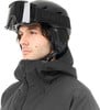Mann in Skiausrüstung mit Helm und Brille von Smith.