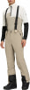 Mann in beiger Skihose mit schwarzen Hosenträgern und Jacke.