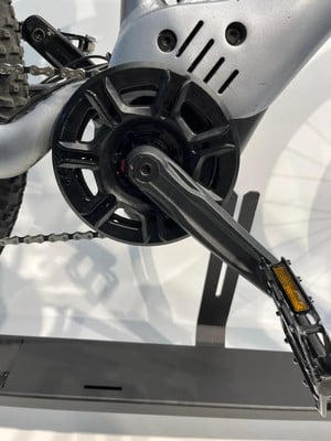 Nahaufnahme von Kurbeln, Pedal und Kette eines E-Bikes auf weißem Hintergrund. Nahaufnahme von Kurbeln, Pedal und Kette eines E-Bikes auf weißem Hintergrund.