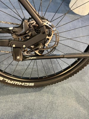 Hinterrad eines Fahrrads mit Scheibenbremse und Schwalbe-Logo auf dem Reifen. Hinterrad eines Fahrrads mit Scheibenbremse und Schwalbe-Logo auf dem Reifen.
