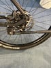 Hinterrad eines Fahrrads mit Scheibenbremse und Schwalbe-Logo auf dem Reifen.