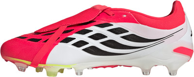 Pinker Fußballschuh mit weißen und schwarzen Akzenten und transparenten Stollen.