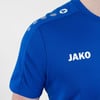 Blaues T-Shirt mit weißem JAKO-Logo auf der Brust und den Schultern.