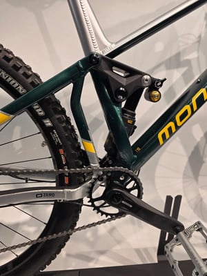 Grünes Mountainbike mit Federung und gelbem Logo auf dem Rahmen. Grünes Mountainbike mit Federung und gelbem Logo auf dem Rahmen.