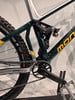 Grünes Mountainbike mit Federung und gelbem Logo auf dem Rahmen.