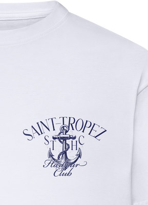 Weißes T-Shirt mit einem dunkelblauen Anker und Schriftzug Saint-Tropez.