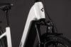 Detailaufnahme eines weißen E-Bikes mit schwarzem Rahmen und Licht.
