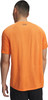 Rückansicht eines Mannes in einem orangefarbenen T-Shirt mit Under Armour Logo.