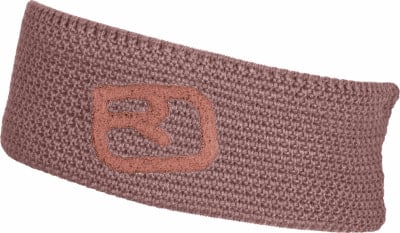 Ein rosafarbener Strick-Haarreif mit einem kontrastfarbenen Markenlogo.