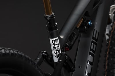 Detail des Hinterbaus eines Carbon-E-Bikes mit Dämpfer und Sattelstütze. Detail des Hinterbaus eines Carbon-E-Bikes mit Dämpfer und Sattelstütze.