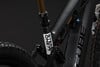 Detail des Hinterbaus eines Carbon-E-Bikes mit Dämpfer und Sattelstütze.