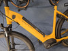 Ein gelbes Kalkhoff E-Bike mit schwarzem Akku und Bosch-Logo.