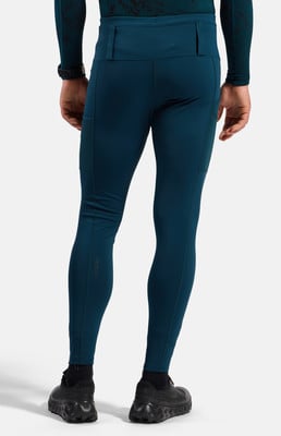 Ein Mann in dunkelblauen Leggings und schwarzen Schuhen posiert von hinten. Ein Mann in dunkelblauen Leggings und schwarzen Schuhen posiert von hinten.