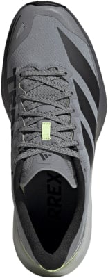Grauer Adidas Terrex Laufschuh mit schwarzen Streifen und hellgrünen Details. Grauer Adidas Terrex Laufschuh mit schwarzen Streifen und hellgrünen Details.