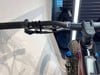 Detail eines Mountainbike-Lenkers mit Display und Bremshebeln.