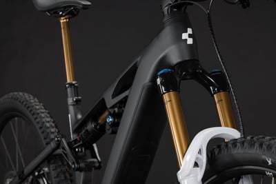 Detail eines Mountainbike mit Federung und goldener Gabel. Detail eines Mountainbike mit Federung und goldener Gabel.