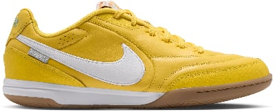 Ein gelber Nike Low-Top-Sneaker mit weißem Swoosh und brauner Sohle.
