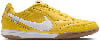 Ein gelber Nike Low-Top-Sneaker mit weißem Swoosh und brauner Sohle.