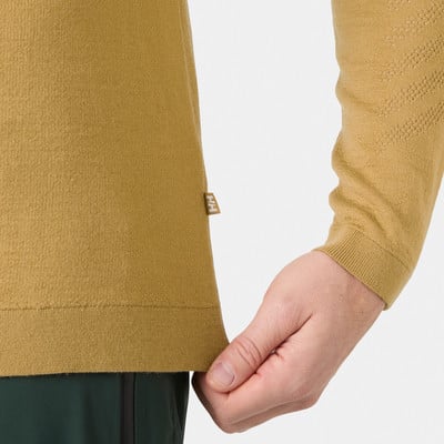 Detail eines Pullovers mit HH-Logo an der Seite, von Hand gehalten.