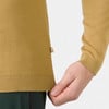 Detail eines Pullovers mit HH-Logo an der Seite, von Hand gehalten.