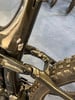 Detail eines Mountainbike-Rahmens mit Federung und Reifen.