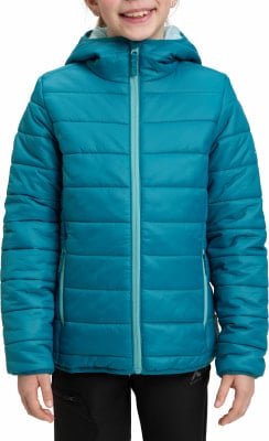 Mädchen in einer blaugrünen Daunenjacke mit Kapuze und Reißverschluss. Mädchen in einer blaugrünen Daunenjacke mit Kapuze und Reißverschluss.