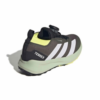Grüner Adidas Terrex Trailrunning-Schuh mit weißen Streifen und BOA-System. Grüner Adidas Terrex Trailrunning-Schuh mit weißen Streifen und BOA-System.
