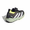 Grüner Adidas Terrex Trailrunning-Schuh mit weißen Streifen und BOA-System.