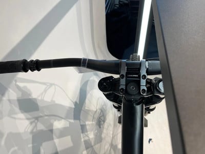 Detail von Lenker und Vorbau eines Mountainbikes mit 'LINE PRO'-Logo. Detail von Lenker und Vorbau eines Mountainbikes mit 'LINE PRO'-Logo.
