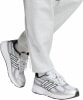 Weiße Adidas-Sneaker mit schwarzen Streifen auf hellgrauer Jogginghose.