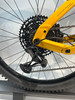 SRAM-Schaltwerk an gelbem Mountainbike-Rahmen.